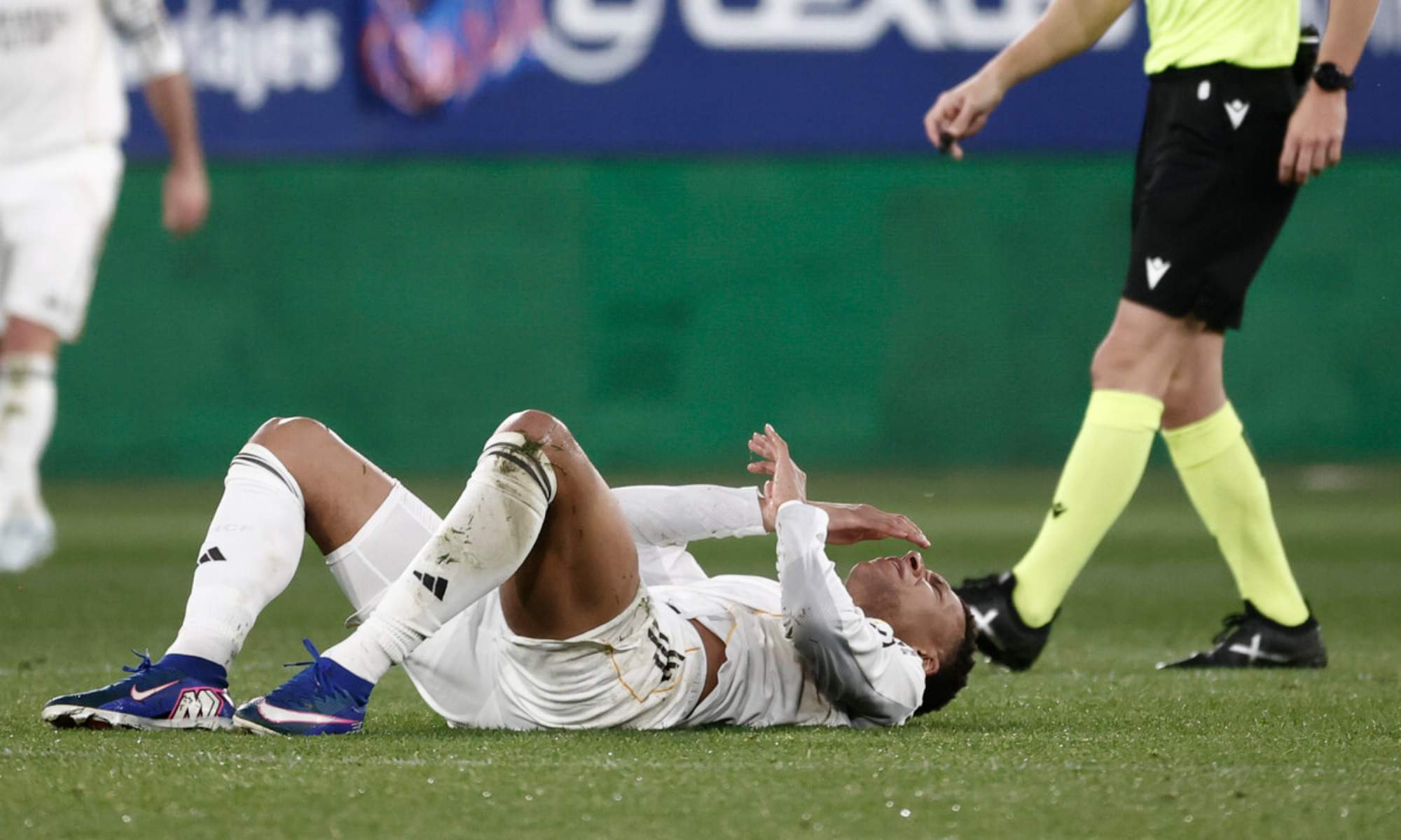 Kylian Mbappé, doliéndose en el césped en un partido con el Real Madrid durante esta temporada.