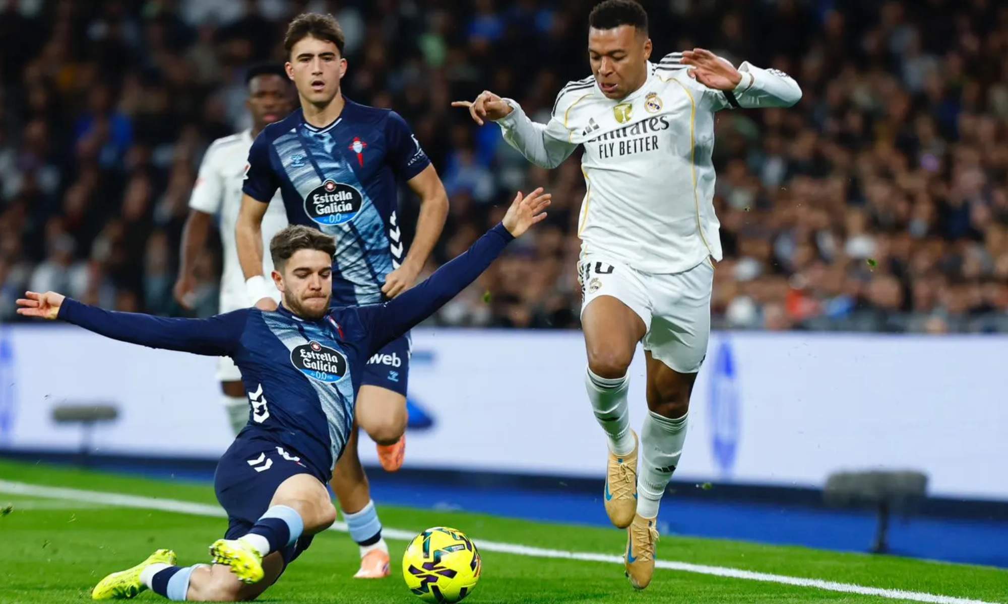Kylian Mbappé, intentando sacar el balón en una jugada contra el Celta, en el partido de diciembre en el Santiago Bernabéu.