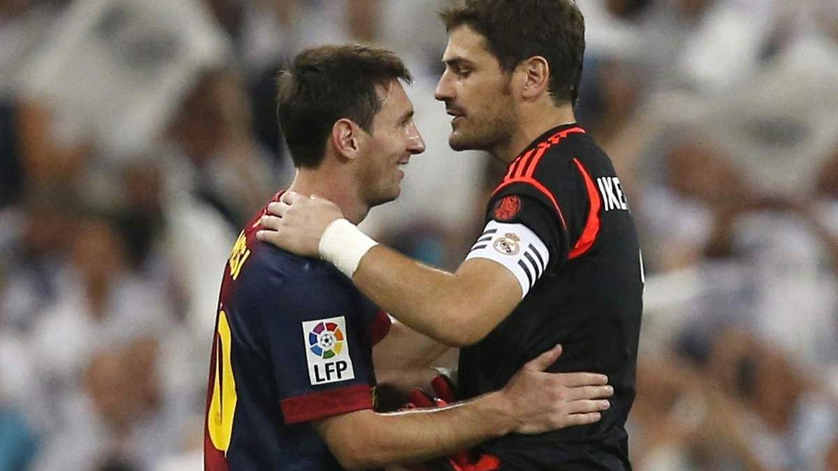 Casillas y Messi saludándose después de un Clásico