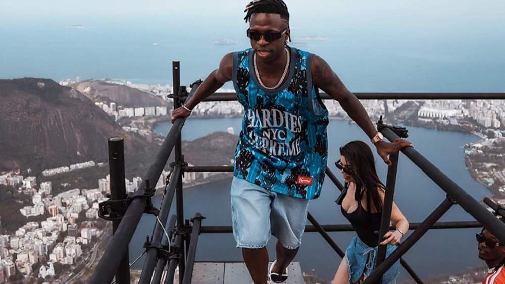 Vinicius Junior, subiendo al Cristo Redentor, en compañía de Eduardo Camavinga y la mejicana Kenia Os. Vinicius Junior, subiendo al Cristo Redentor, en compañía de Eduardo Camavinga y la mejicana Kenia Os.