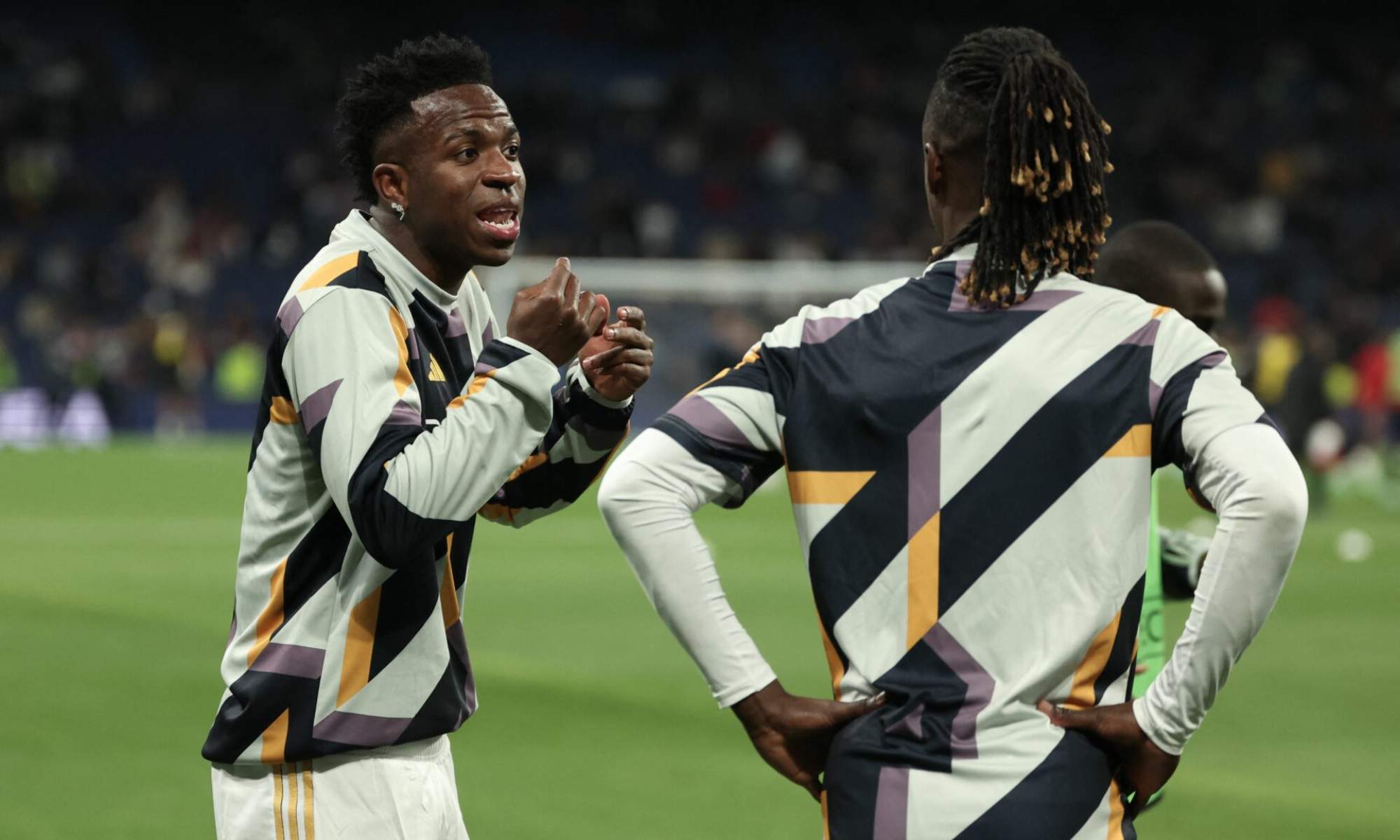 Vinicius Junior y Eduardo Camavinga, durante un calentamiento previo a un partido en el Santiago Bernabéu.