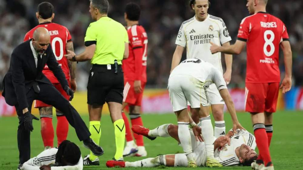 La lesión cervical de Raúl Asencio deja bajo mínimos el eje de la zaga del Real Madrid. La lesión cervical de Raúl Asencio deja bajo mínimos el eje de la zaga del Real Madrid.