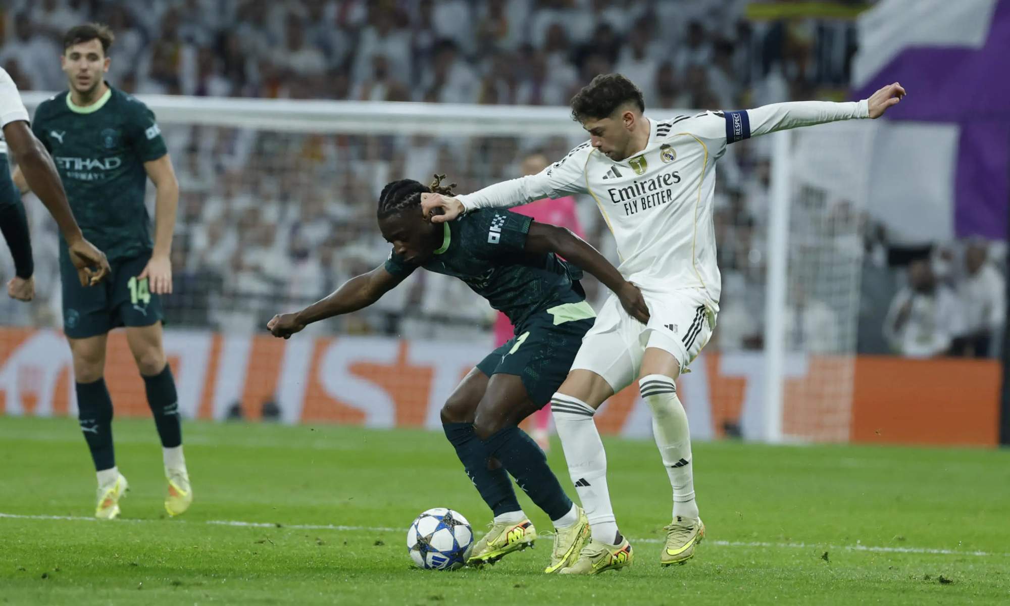 Jeremy Doku y Fede Valverde, peleando por un balón en el último enfrentamiento entre el Real Madrid y el Manchester City.