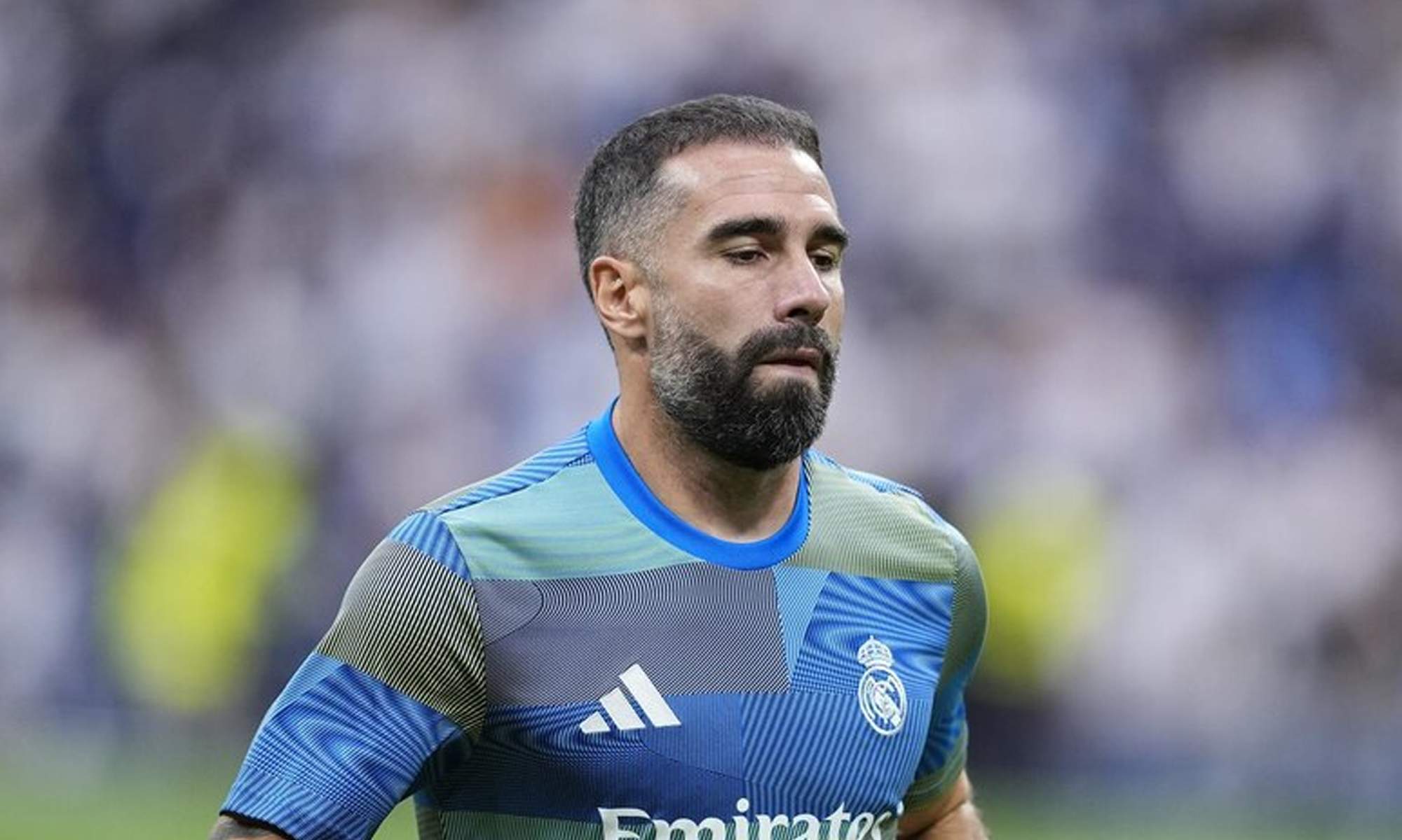 Dani Carvajal calentando con el Real Madrid.