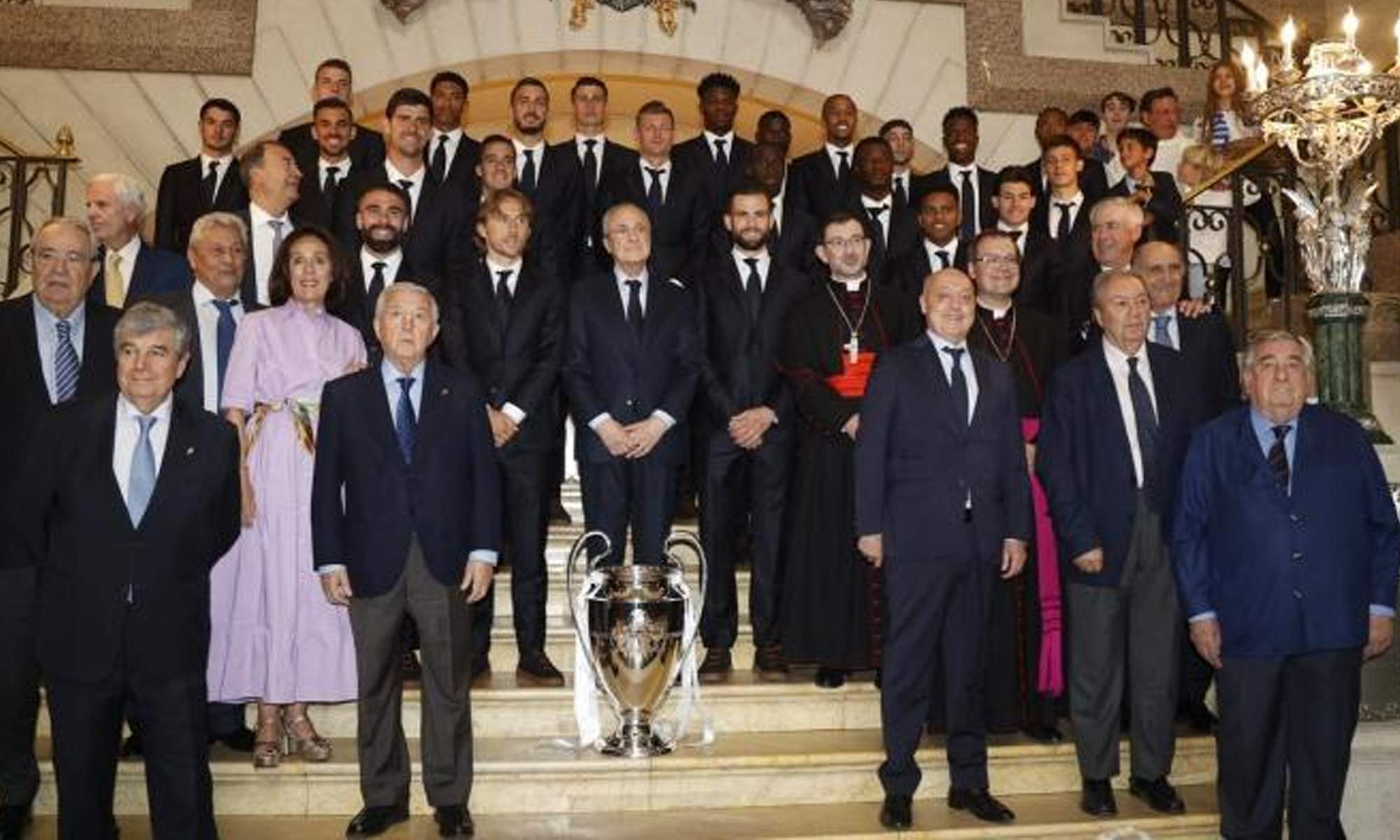 Jugadores del Real Madrid ofreciendo la Champions League a la Almudena. 