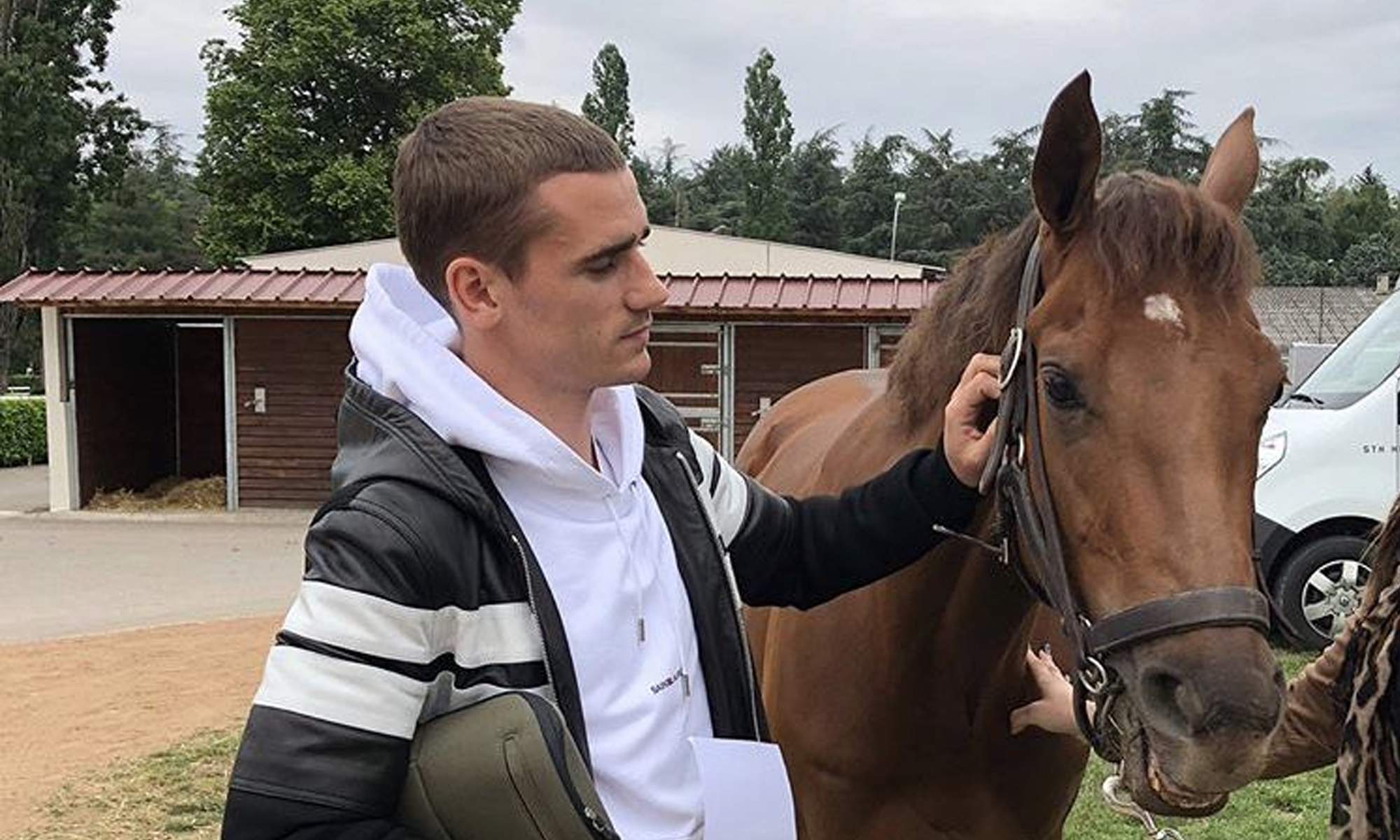 Antoine Griezmann con un caballo. 
