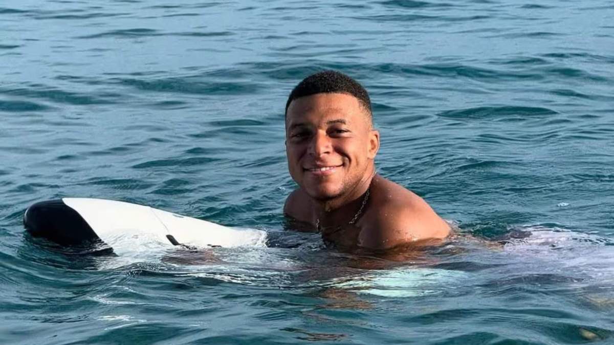 Mbappé disfrutando de un baño en la Playa Minitas
