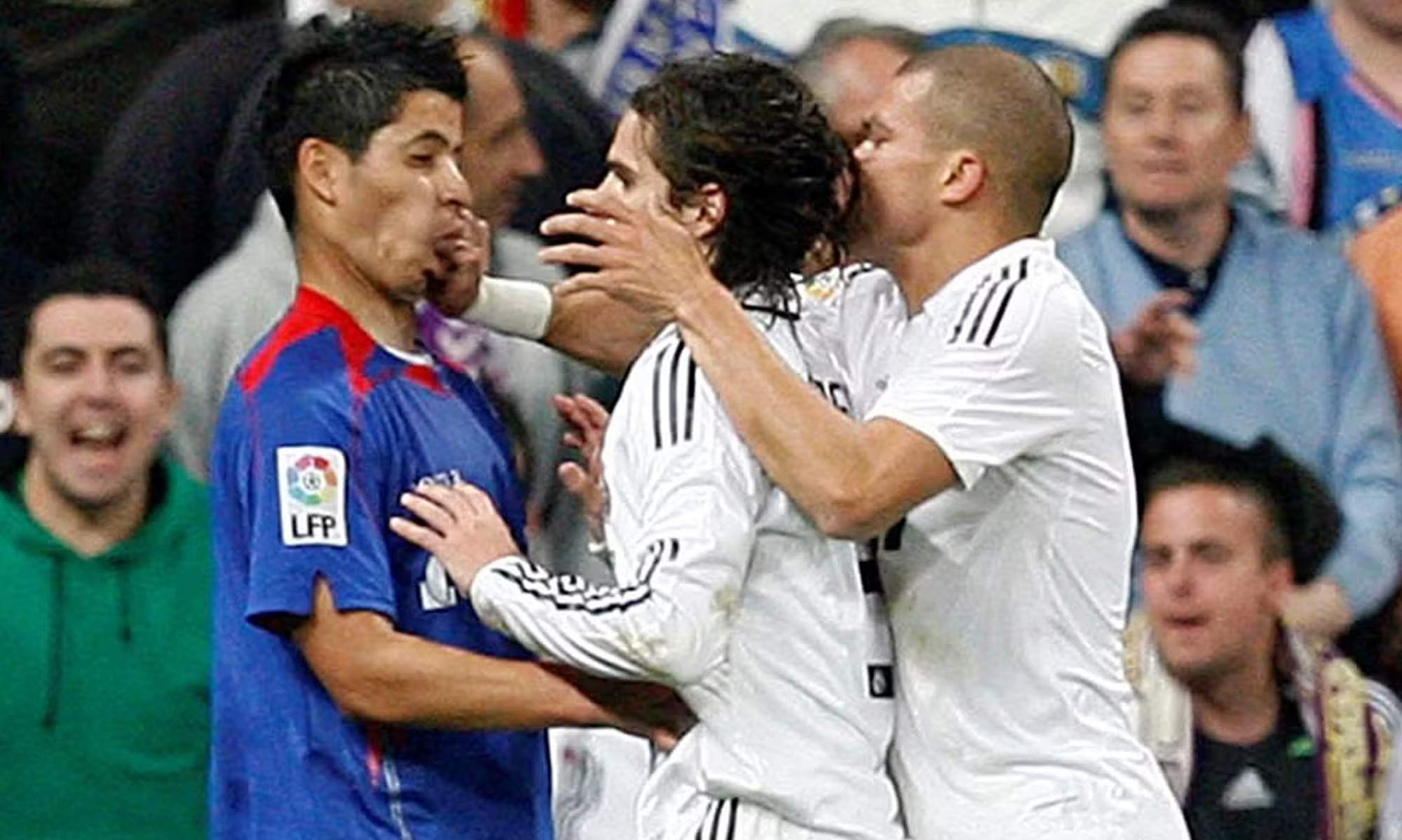 Pepe agrediendo a otro futbolista después de golpear a Casquero.