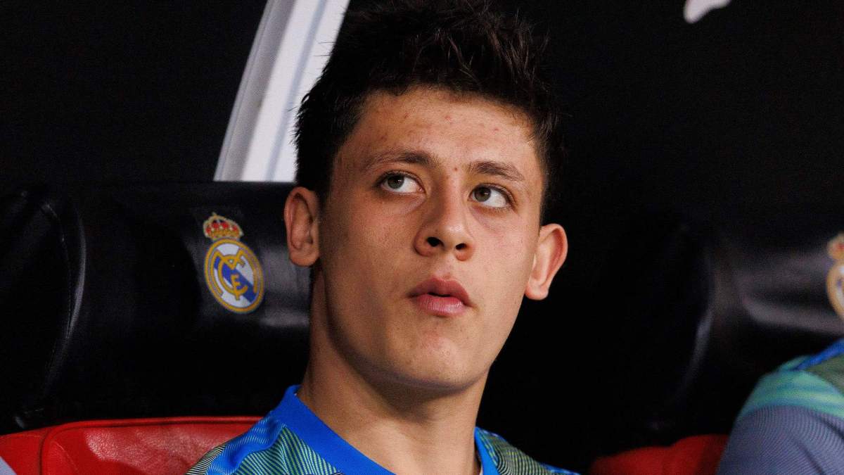 Arda Guler sentado en el banquillo del Real Madrid. Arda Guler sentado en el banquillo del Real Madrid.