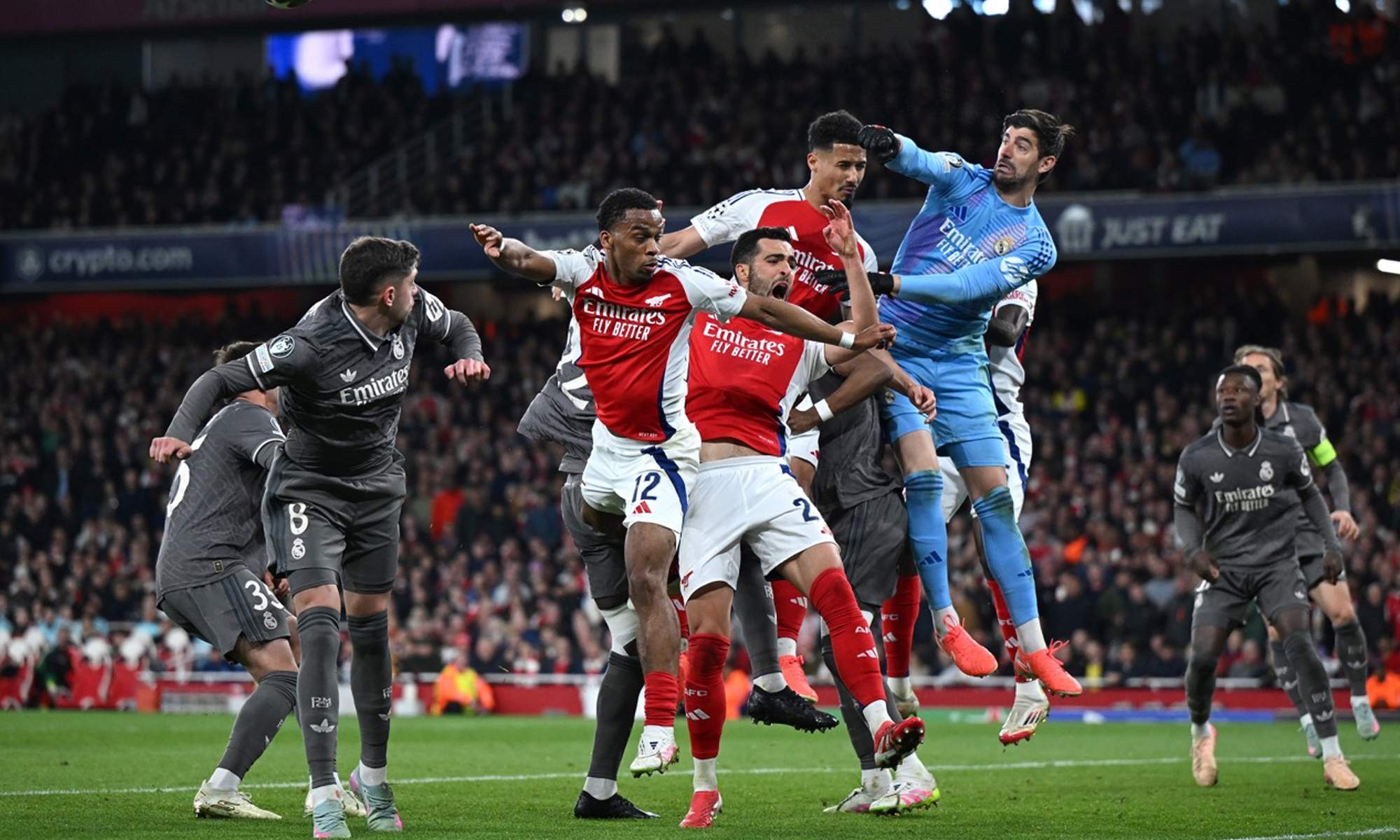 Una disputa de balón del Arsenal - Real Madrid de la pasada temporada. 