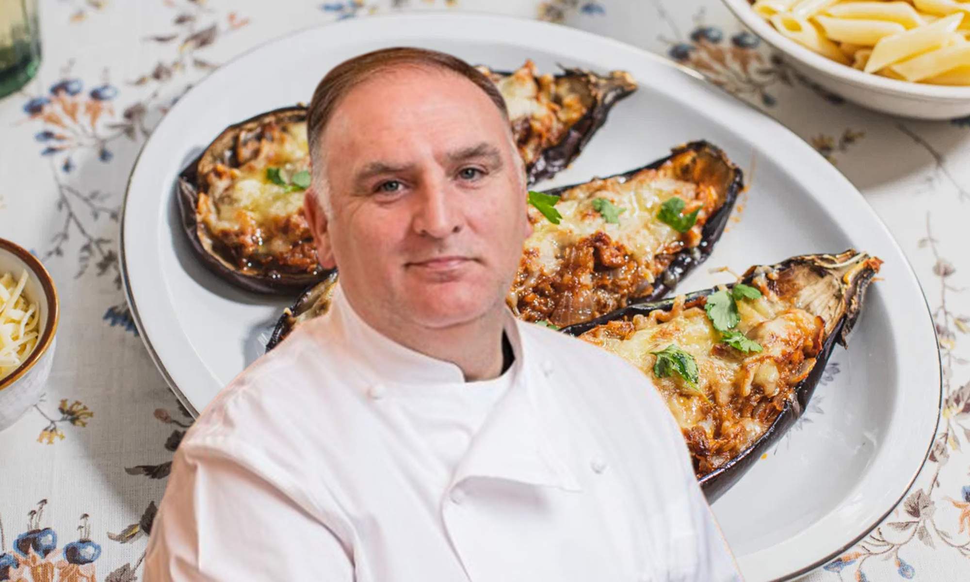 El chef José Andrés y unas berenjenas rellenas. 