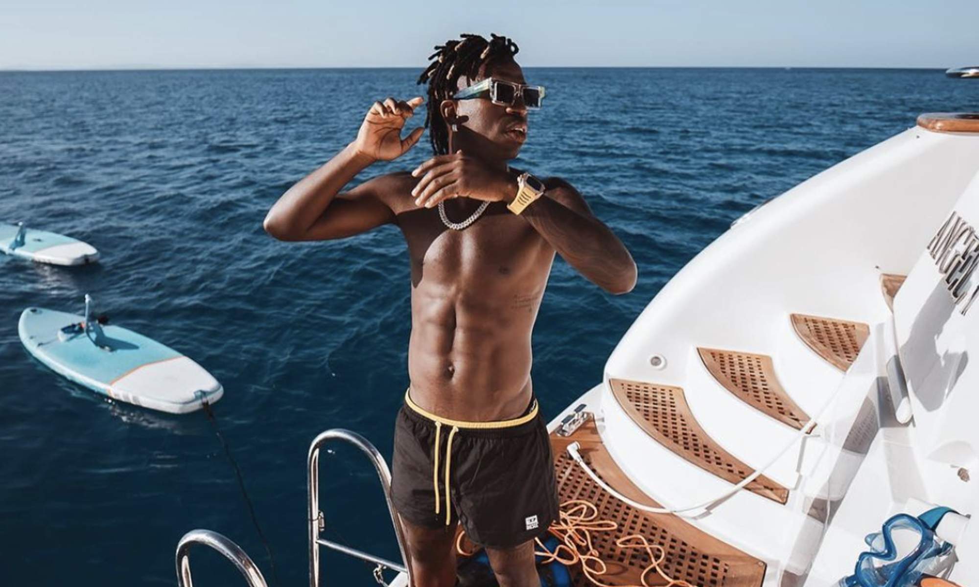 Vinícius Júnior en un barco durante una de sus vacaciones. 