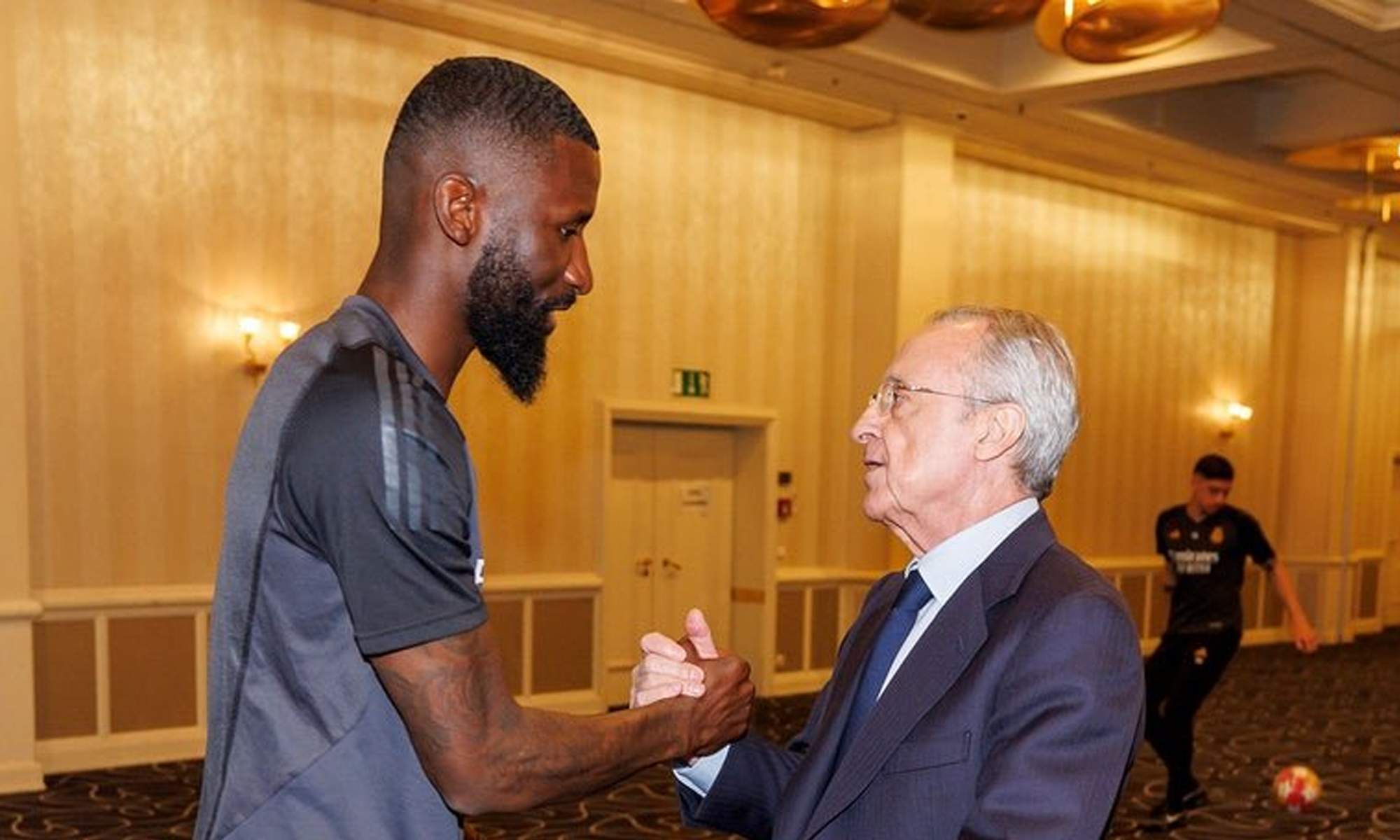 Antonio Rüdiger saludando a Florentino Pérez en una concentración.