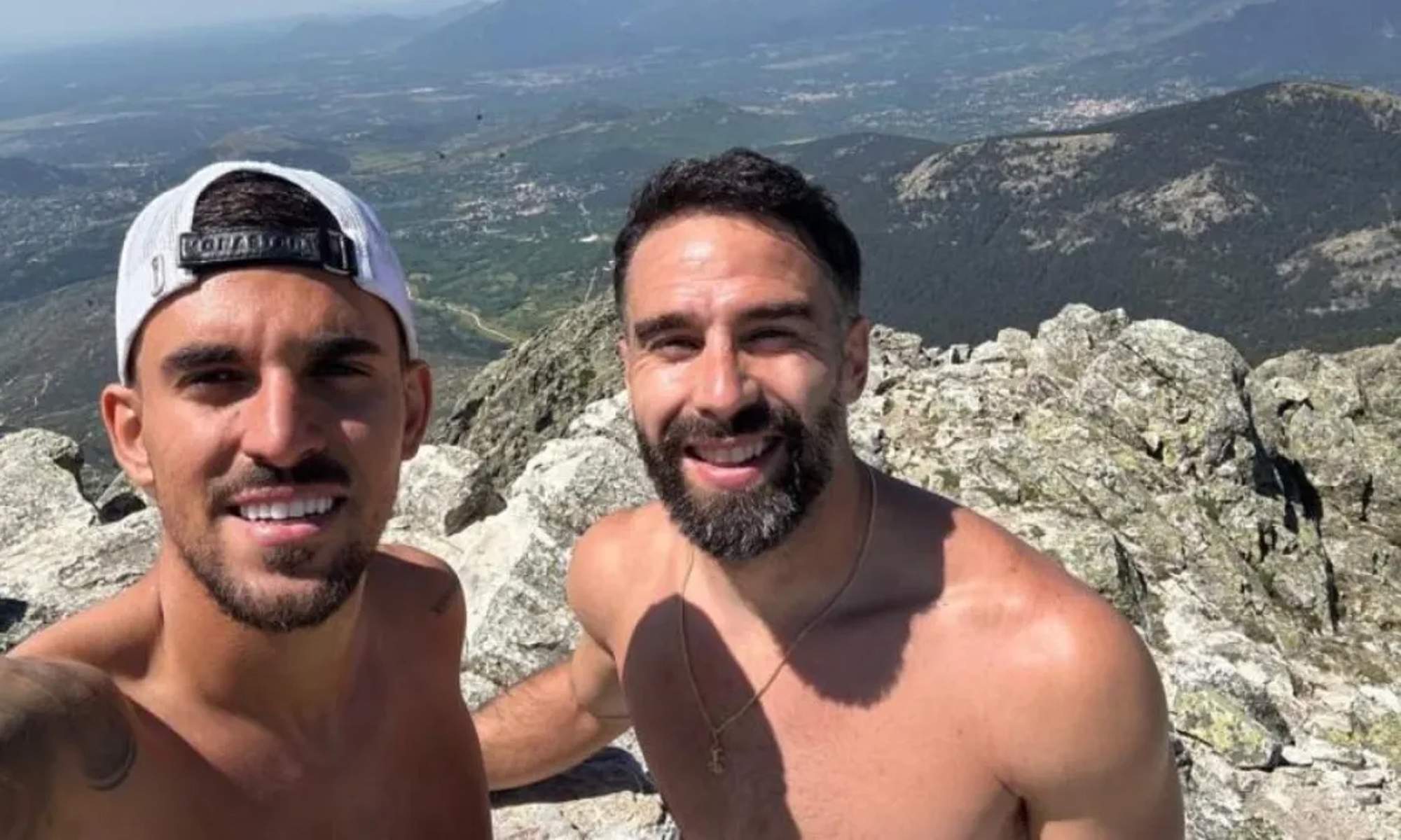 Selfie de Dani Ceballos y Dani Carvajal en una montaña de la sierra.