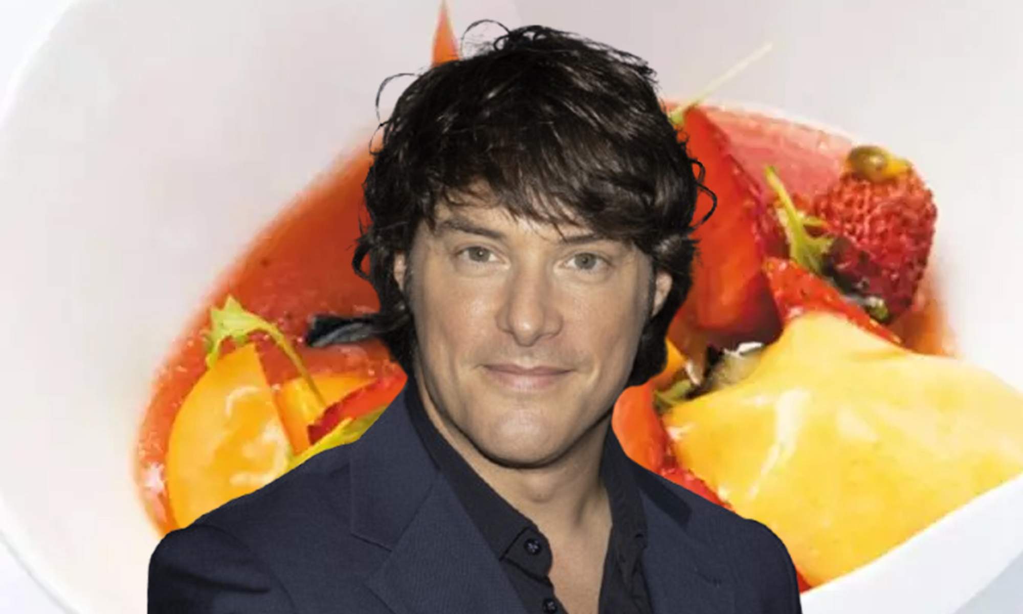 Jordi Cruz y un plato de su gazpacho.