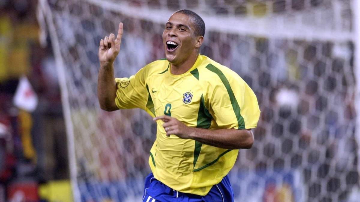 Ronaldo Nazario celebrando un gol con la selección de Brasil. 