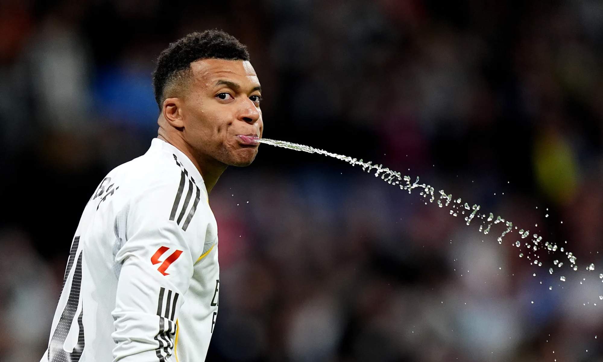 Kylian Mbappé bebiendo agua.