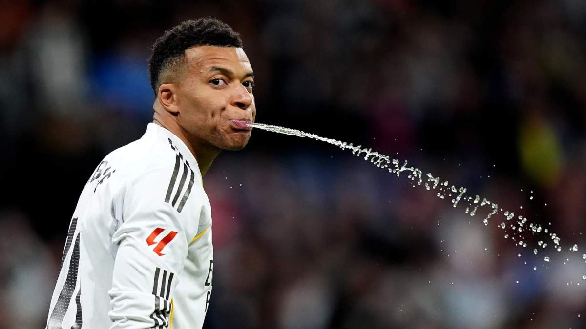 Kylian Mbappé bebiendo agua.