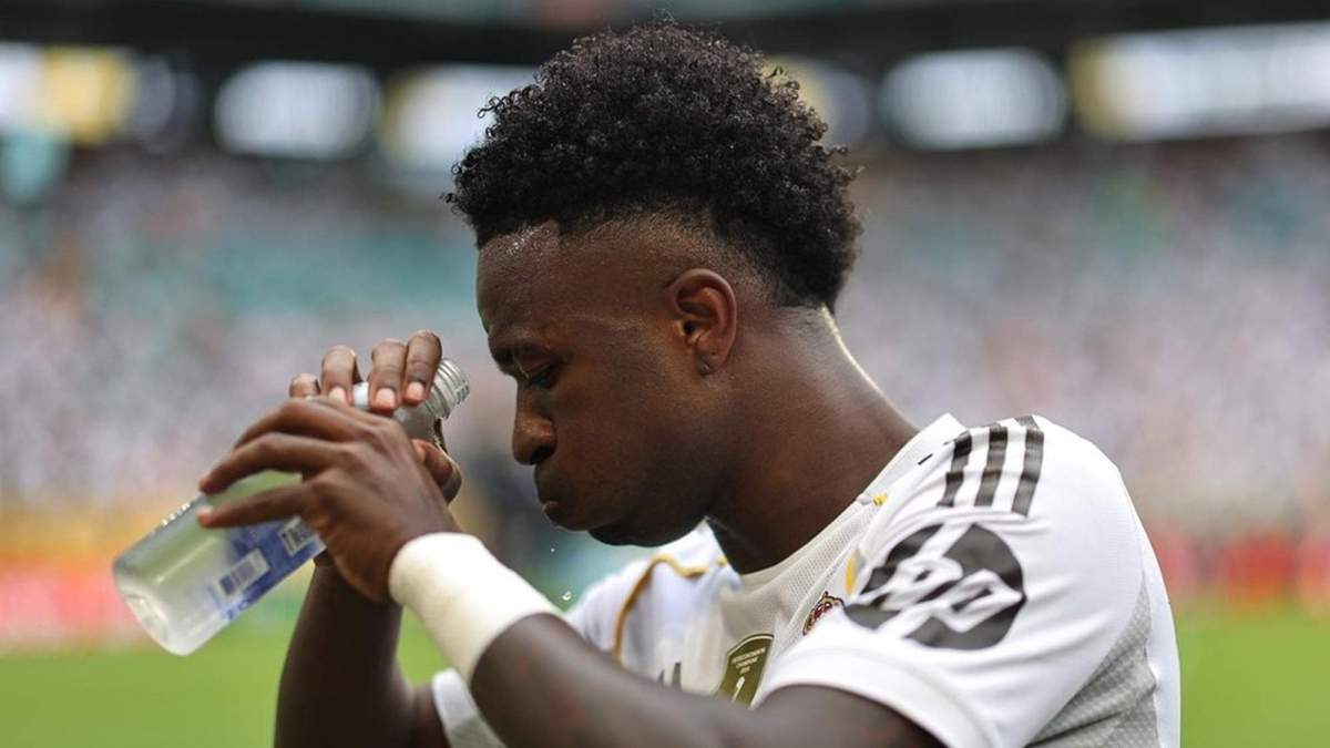 Vinícius Júnior bebiendo agua en un partido del Real Madrid. 