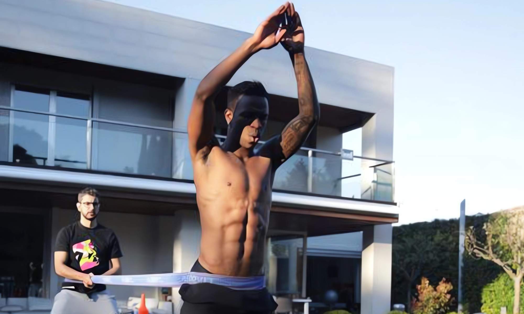 Vinicius Junior, en el jardín de su casa, realizando un entrenamiento personal.