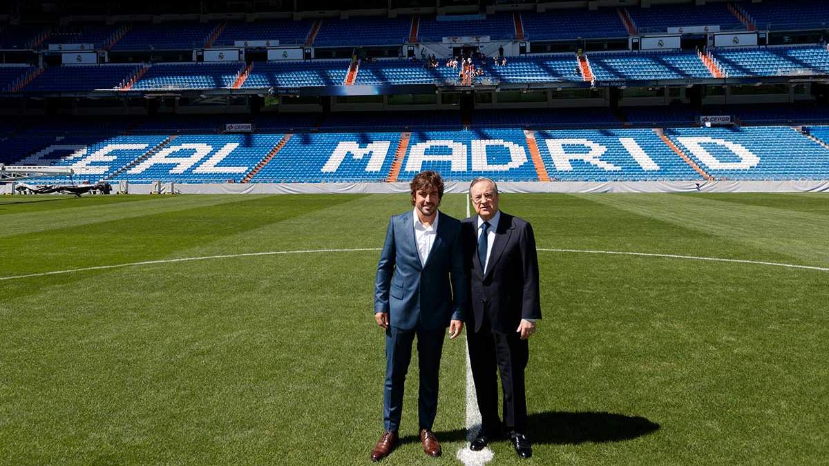 Fernando Alonso junto a Florentino Pérez en el Bernabéu