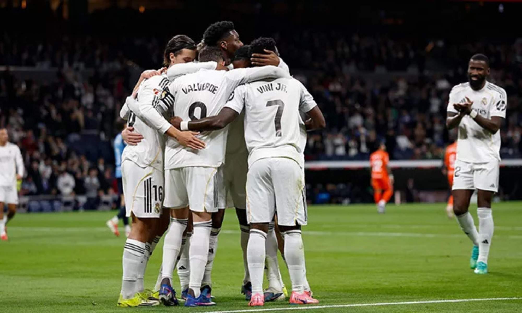 El equipo celebrando un gol