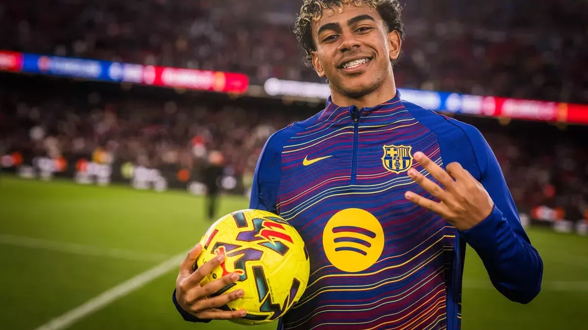 Lamine Yamal posa con el balón de su primer Hat-trick