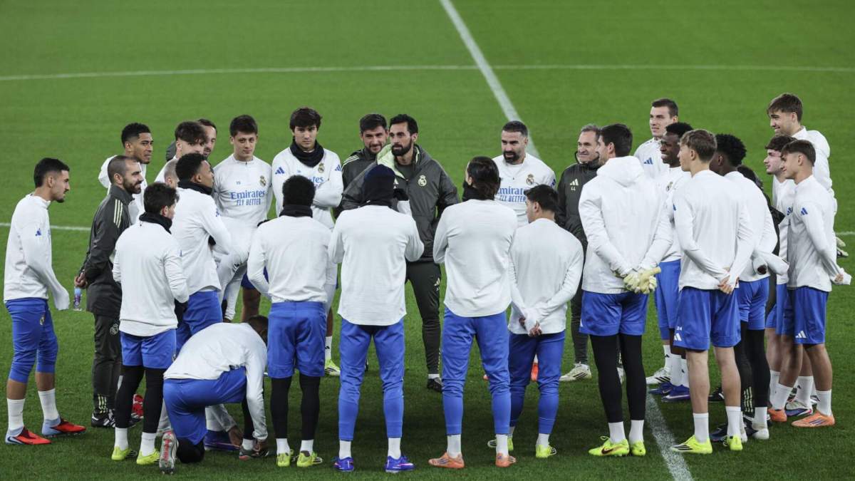 Álvaro Arbeloa, charlando con sus jugadores durante un calentamiento del Real Madrid.