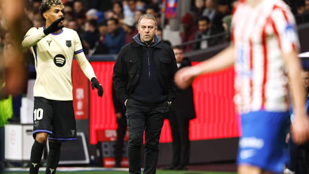 Hansi Flick, con rostro serio, en el partido de ida de las semifinales coperas contra el Atlético en el Metropolitano. Hansi Flick, con rostro serio, en el partido de ida de las semifinales coperas contra el Atlético en el Metropolitano.