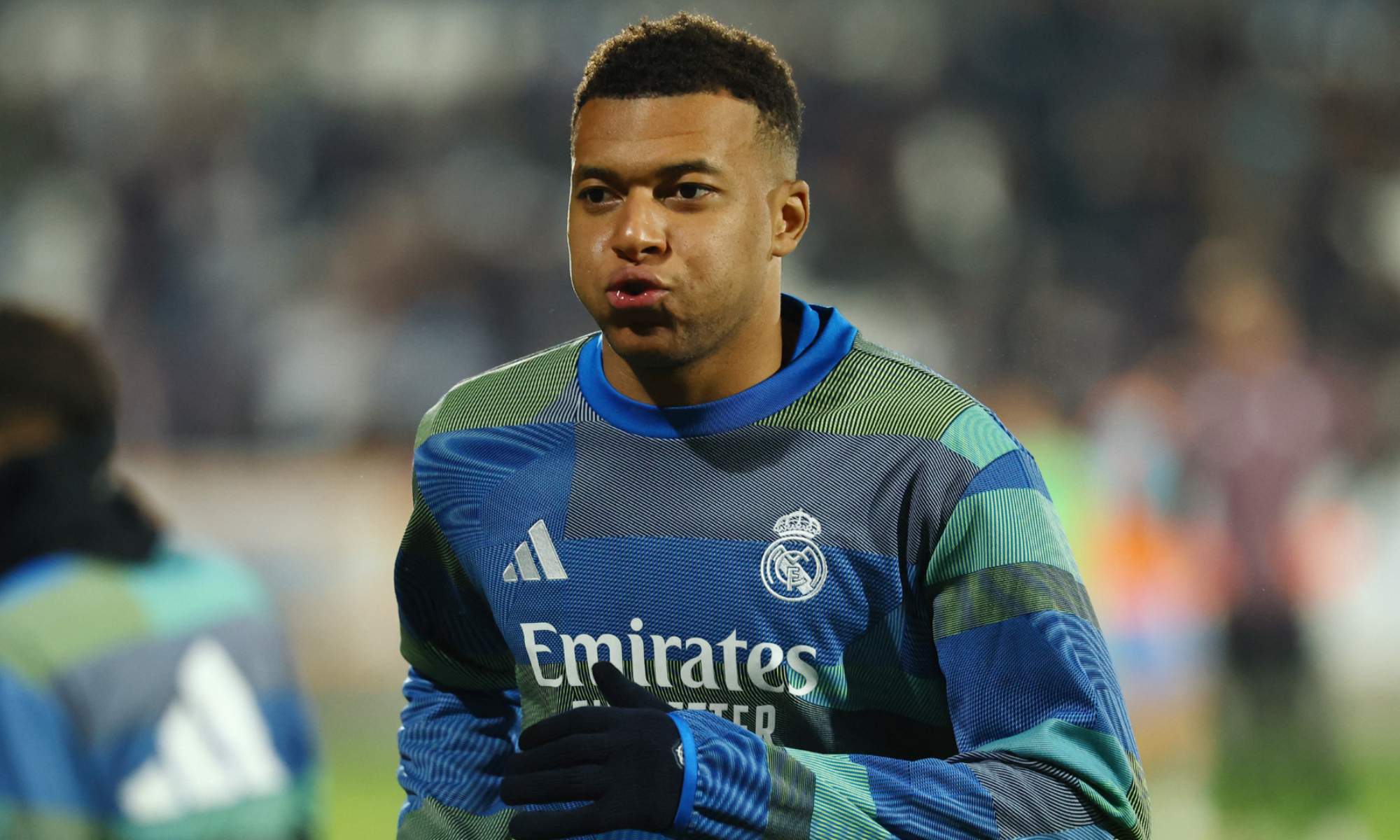 Kylian Mbappé, durante un calentamiento con el Real Madrid antes de un partido de esta temporada.