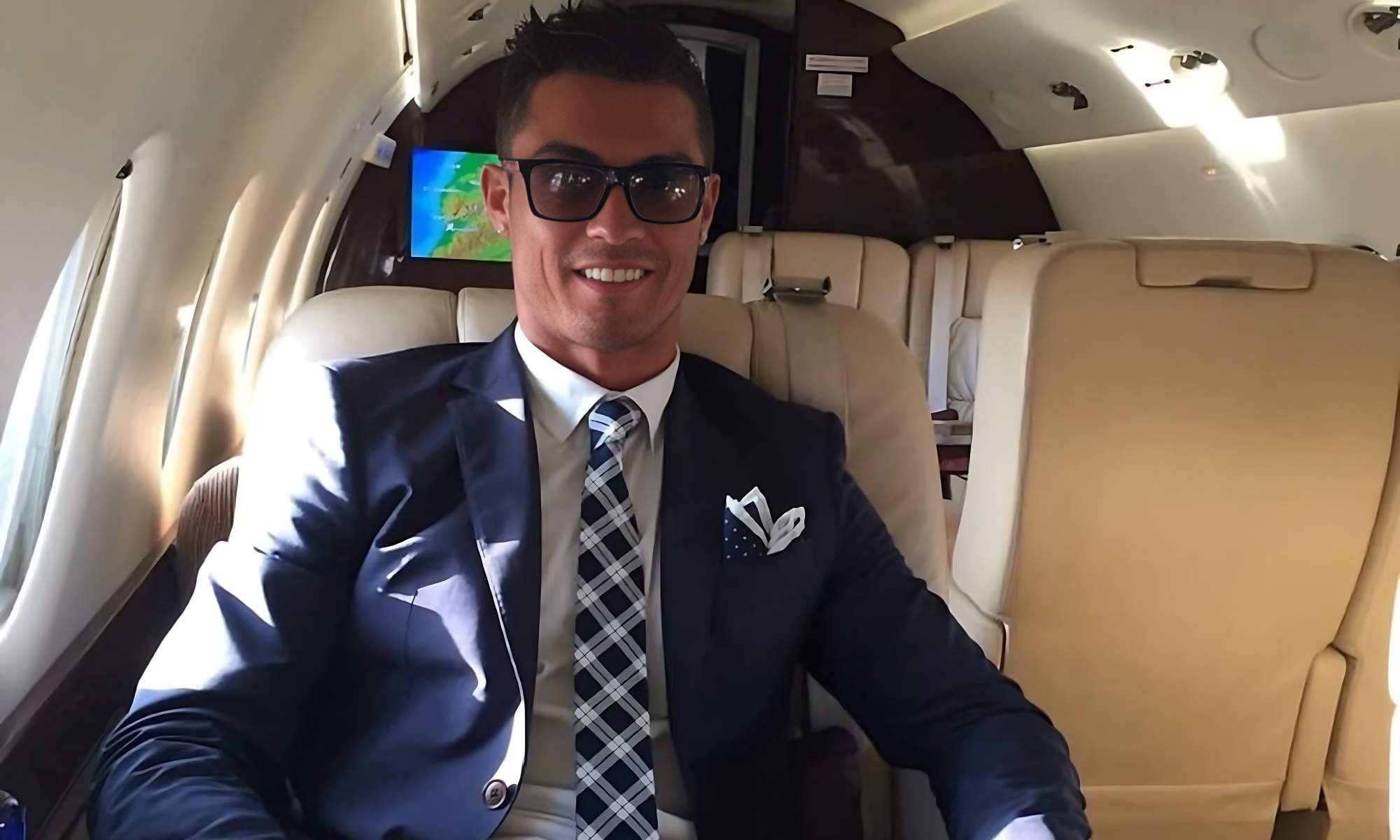 Ramón Vallés, piloto de avión: "Yo soy del Barcelona y he llevado mucho al Real Madrid de Cristiano Ronaldo, al final son clientes y por algunos hay más simpatía que por otros" Ramón Vallés, piloto de avión: "Yo soy del Barcelona y he llevado mucho al Real Madrid de Cristiano Ronaldo, al final son clientes y por algunos hay más simpatía que por otros"