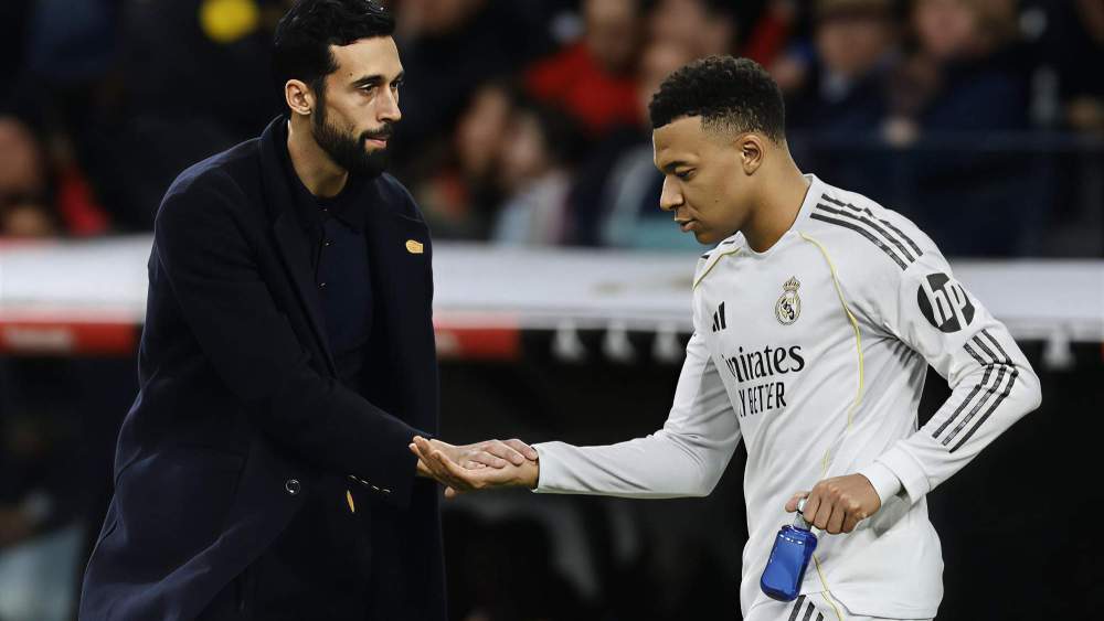 Álvaro Arbeloa, con Kylian Mbappé, durante un partido de esta temporada en el Santiago Bernabéu. Álvaro Arbeloa, con Kylian Mbappé, durante un partido de esta temporada en el Santiago Bernabéu.