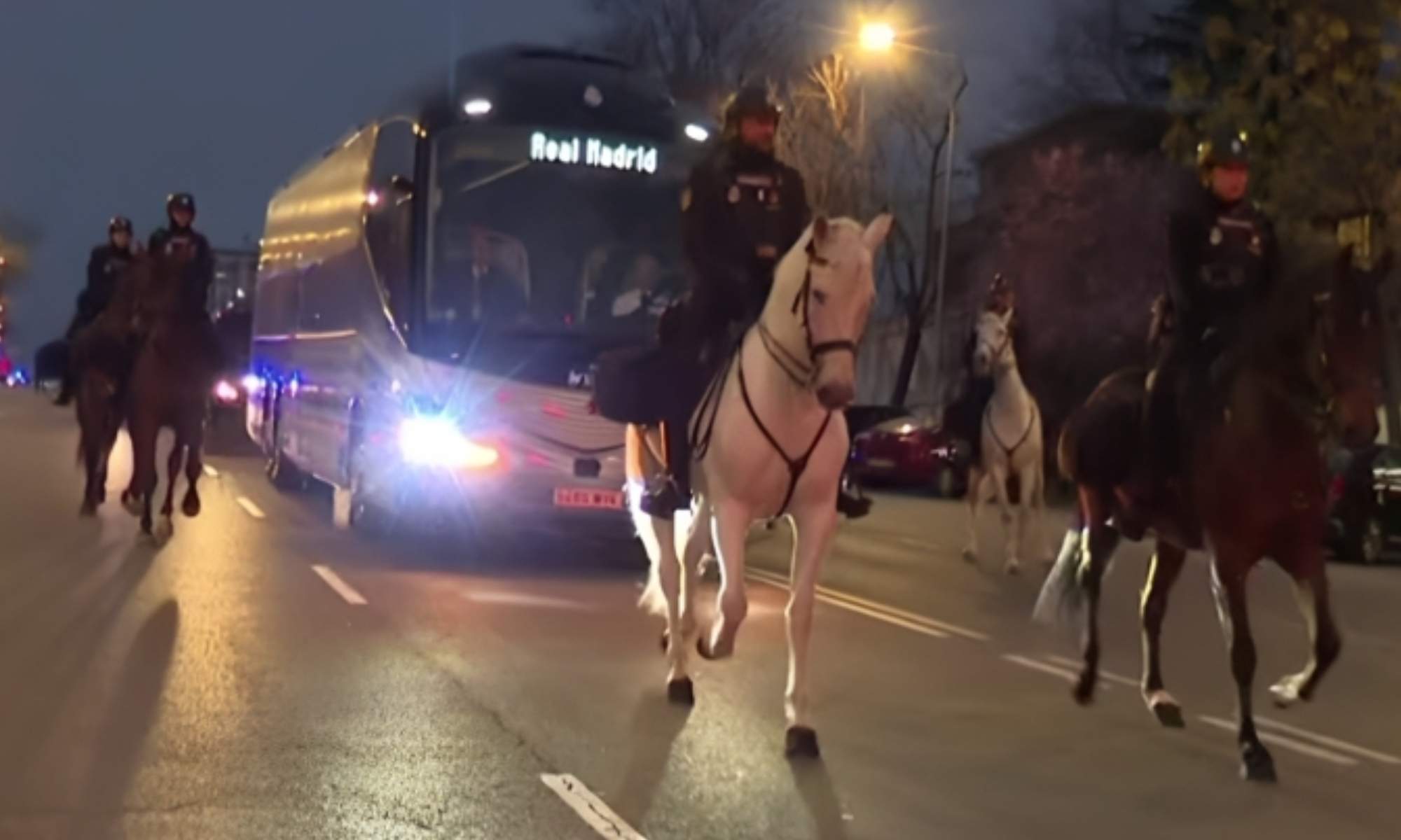 El Real Madrid llega al Bernabéu en un día con mucho tráfico El Real Madrid llega al Bernabéu en un día con mucho tráfico