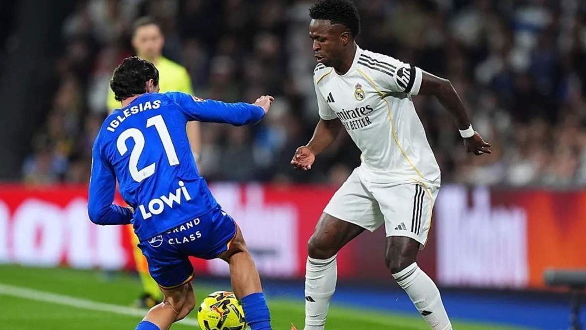 Vinicius Junior, intentando irse del marcaje de Juan Iglesias durante la primera parte del partido de esta noche entre el Real Madrid y el Getafe.