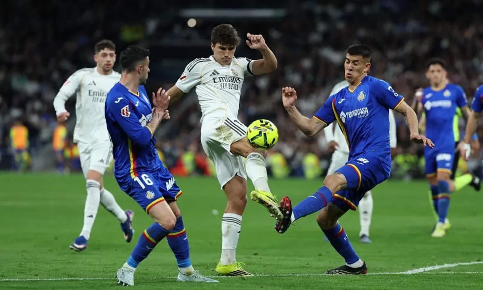 Gonzalo García, intentando rematar a portería en el partido contra el Getafe en el Santiago Bernabéu.