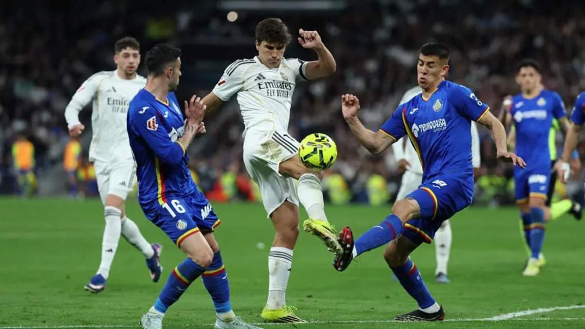 Gonzalo García, intentando rematar a portería en el partido contra el Getafe en el Santiago Bernabéu. Gonzalo García, intentando rematar a portería en el partido contra el Getafe en el Santiago Bernabéu.