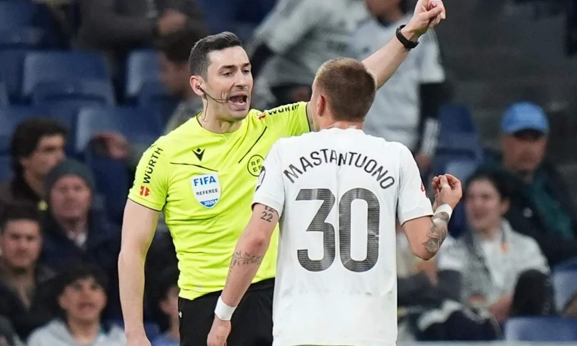 Es oficial, el acta de árbitro confirma que Mastantuono le gritó "vaya vergüenza" en dos ocasiones: el Comité le va a sancionar con menos de 3 partidos