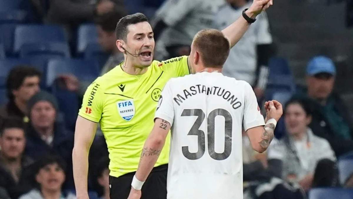 Es oficial, el acta de árbitro confirma que Mastantuono le gritó "vaya vergüenza" en dos ocasiones: el Comité le va a sancionar con menos de 3 partidos Es oficial, el acta de árbitro confirma que Mastantuono le gritó "vaya vergüenza" en dos ocasiones: el Comité le va a sancionar con menos de 3 partidos