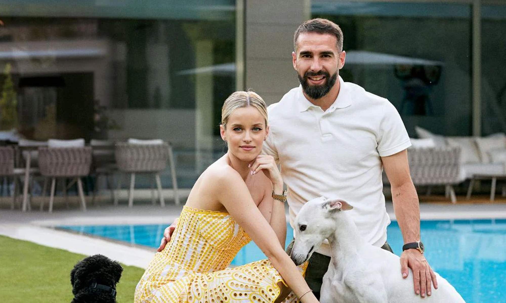 Dani Carvajal con su mujer y sus perros en su casa. 