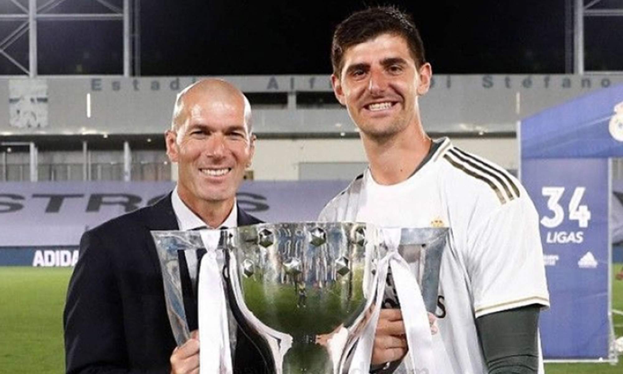 Zinedine Zidane y Thibaut Courtois con el título de LaLiga.