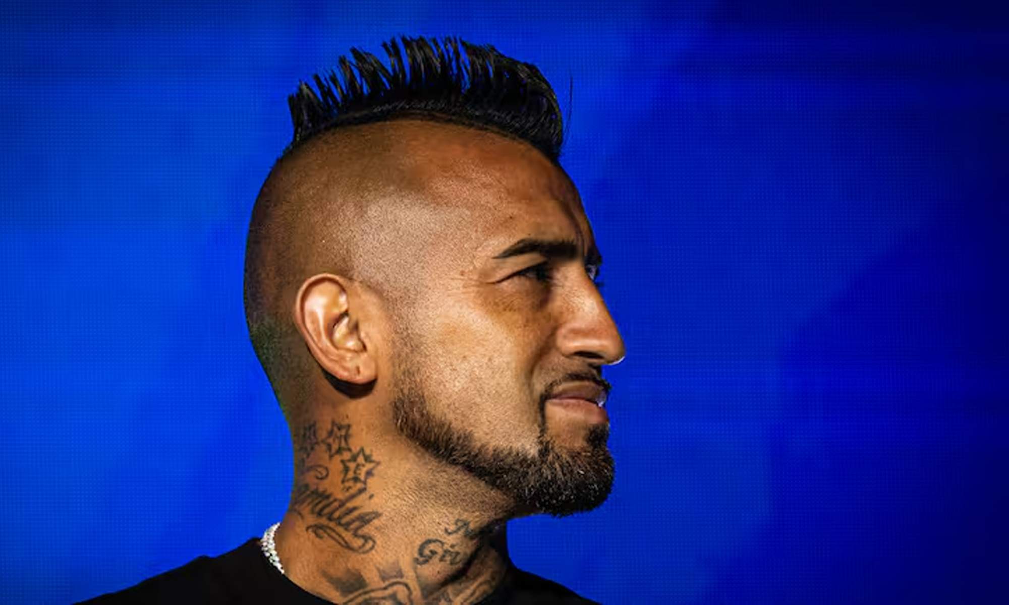 Arturo Vidal posando para una entrevista. 
