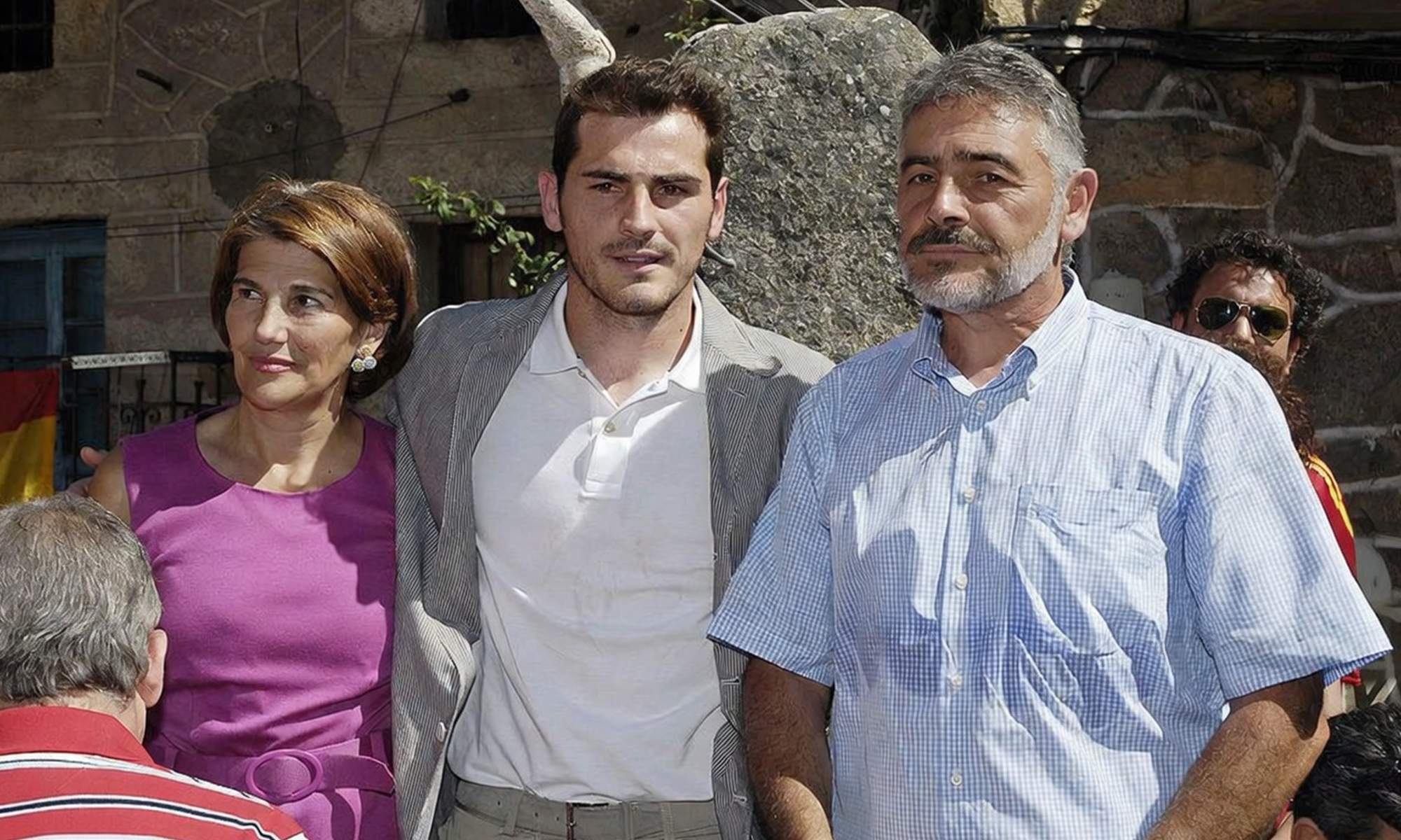Iker Casillas y sus padres.