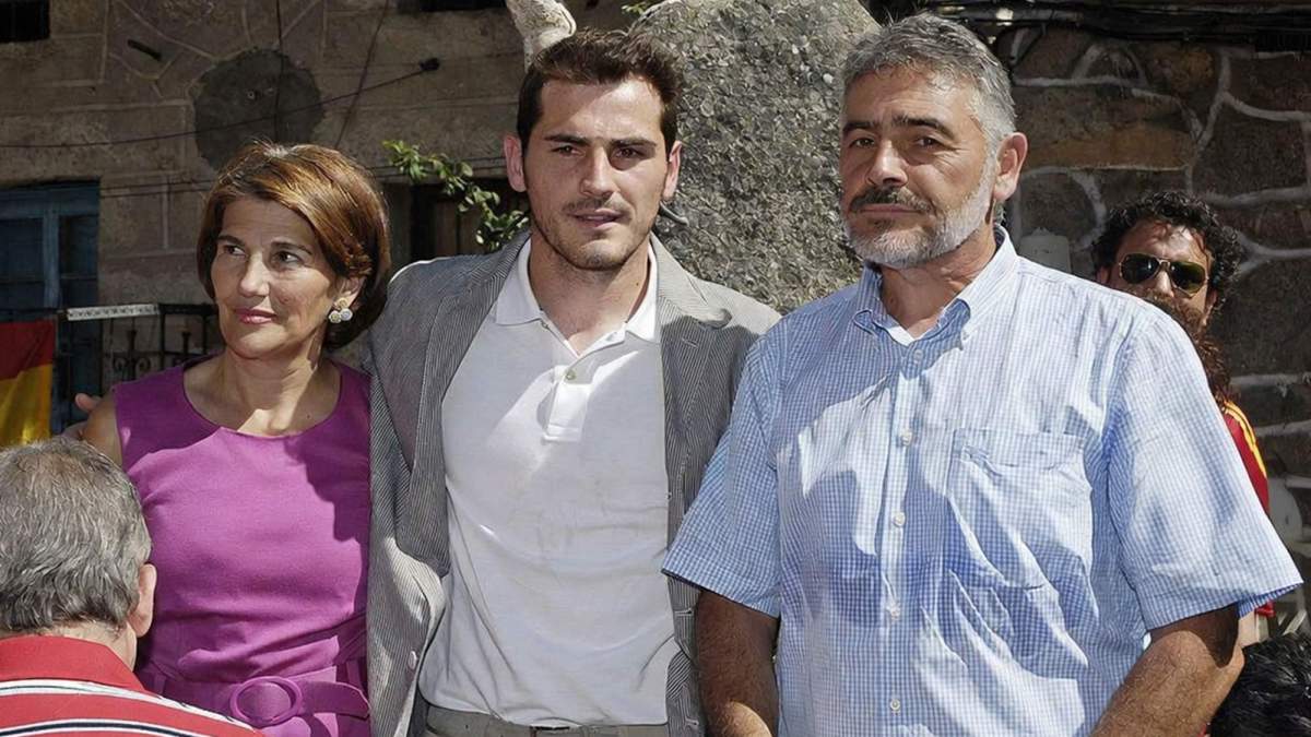 Iker Casillas y sus padres.
