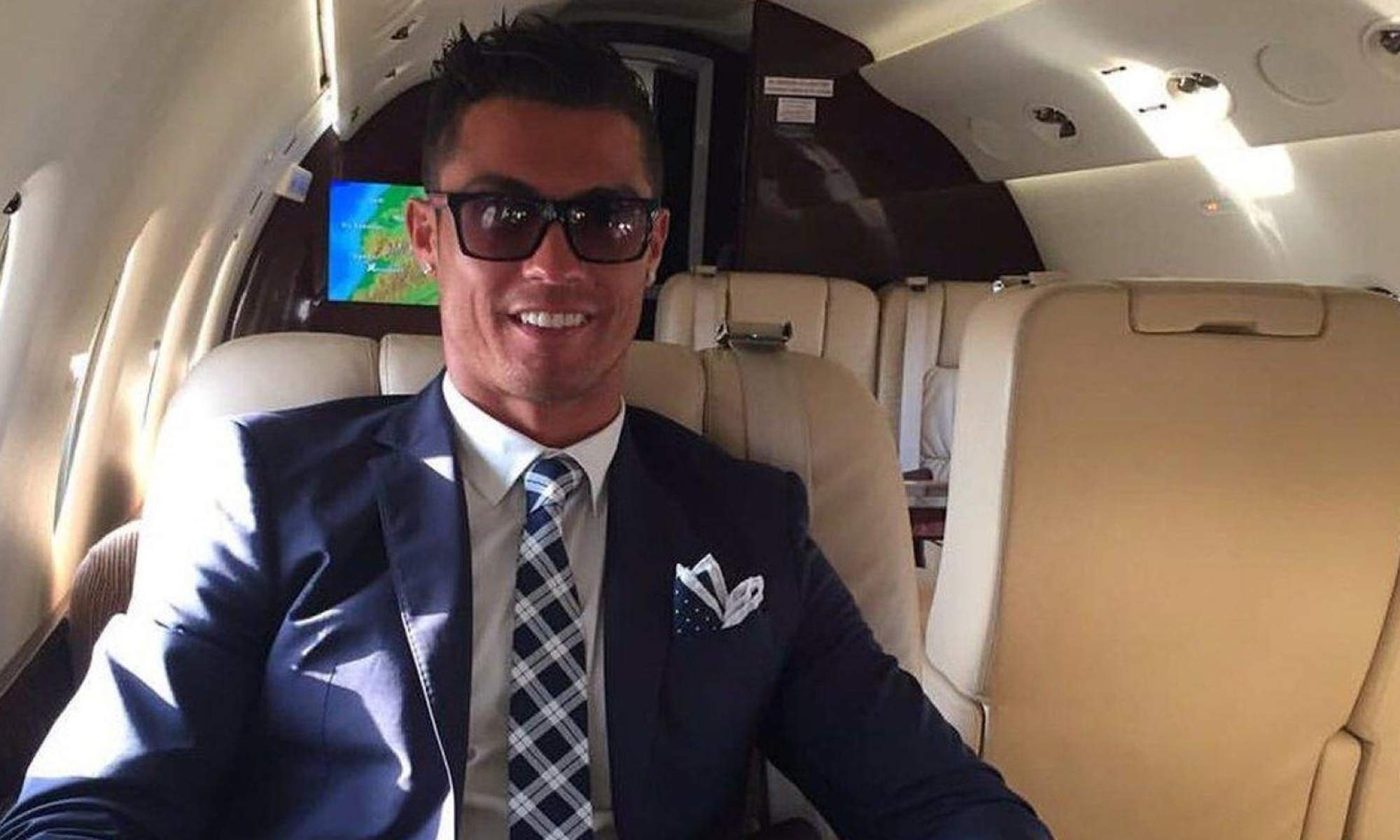 Cristiano Ronaldo en su avión privado. 