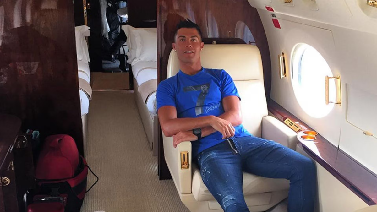Cristiano Ronaldo en un avión privado. Cristiano Ronaldo en un avión privado.