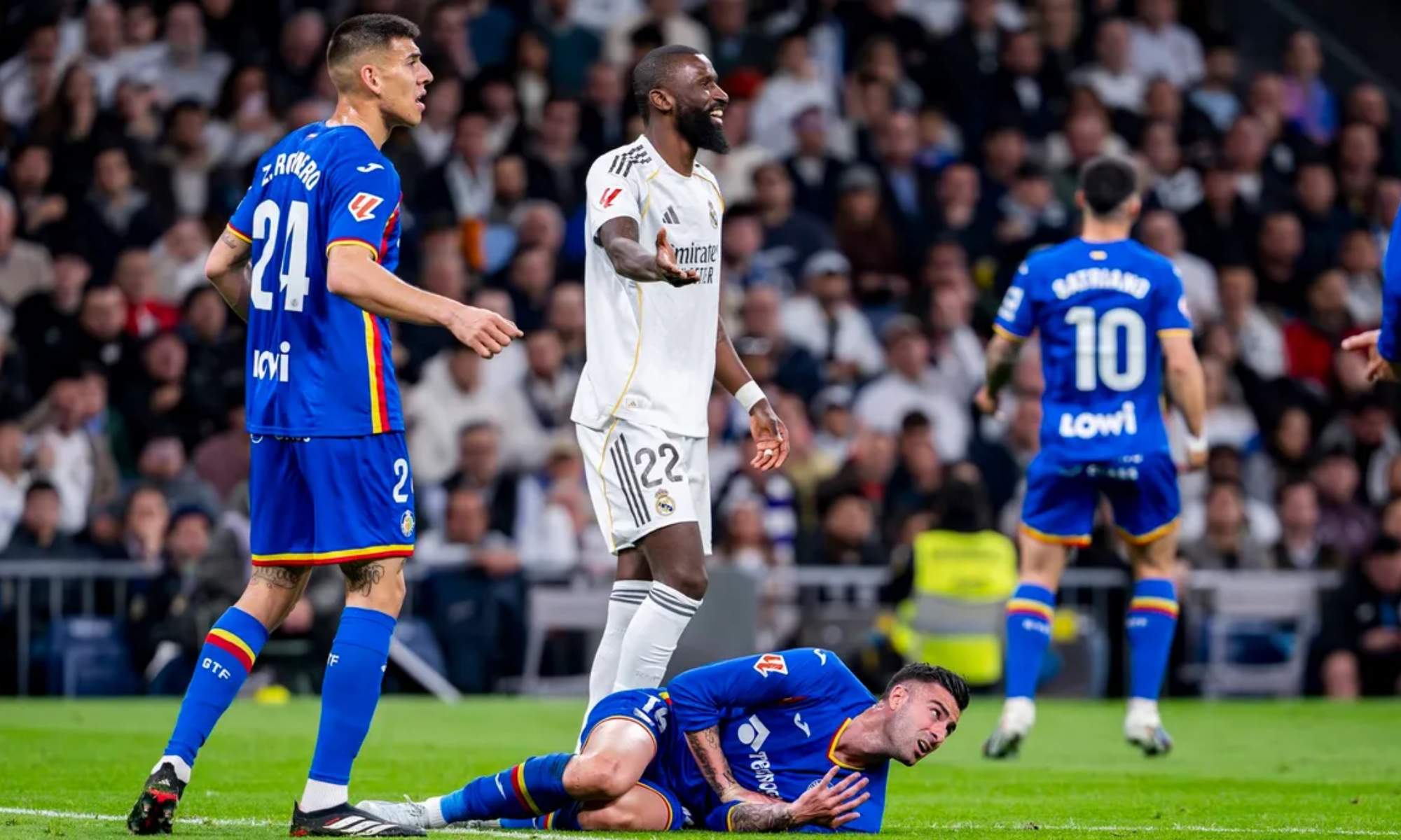 Diego Rico, en el suelo, quejándose de una falta Antonio Rüdiger durante el partido entre el Real Madrid y el Getafe de este lunes.
