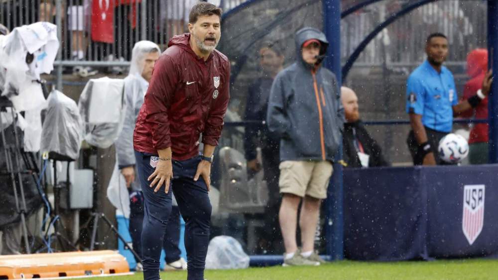 Mauricio Pochettino, dirigiendo un partido con la Selección de Estados Unidos.