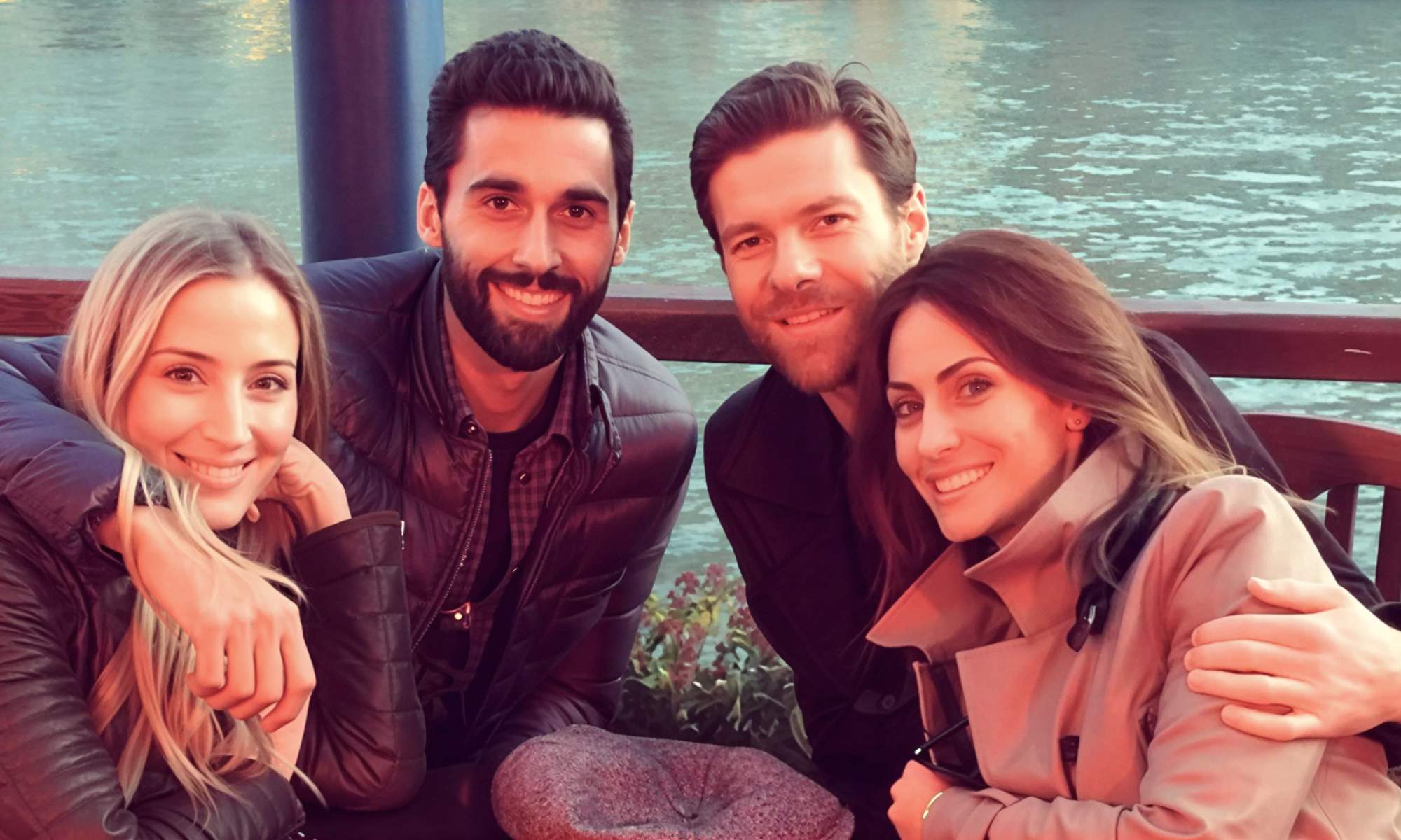 Álvaro Arbeloa y Xabi Alonso, con sus respectivas mujeres, Carlota Ruiz y Nagore Aranburu.