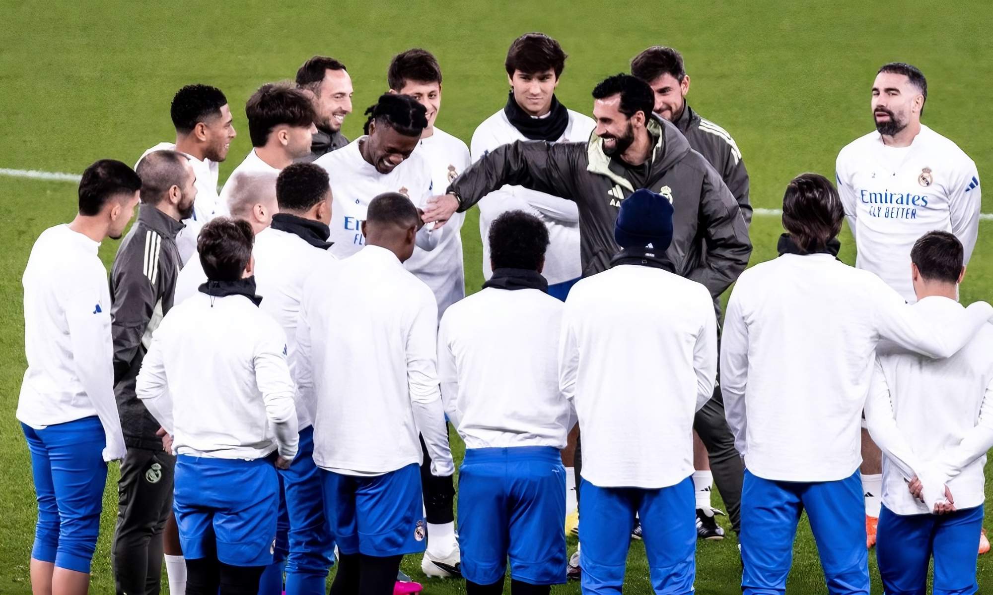 Álvaro Arbeloa, en una charla con sus jugadores durante un calentamiento del Real Madrid en la previa de un duelo de Champions League. Álvaro Arbeloa, en una charla con sus jugadores durante un calentamiento del Real Madrid en la previa de un duelo de Champions League.