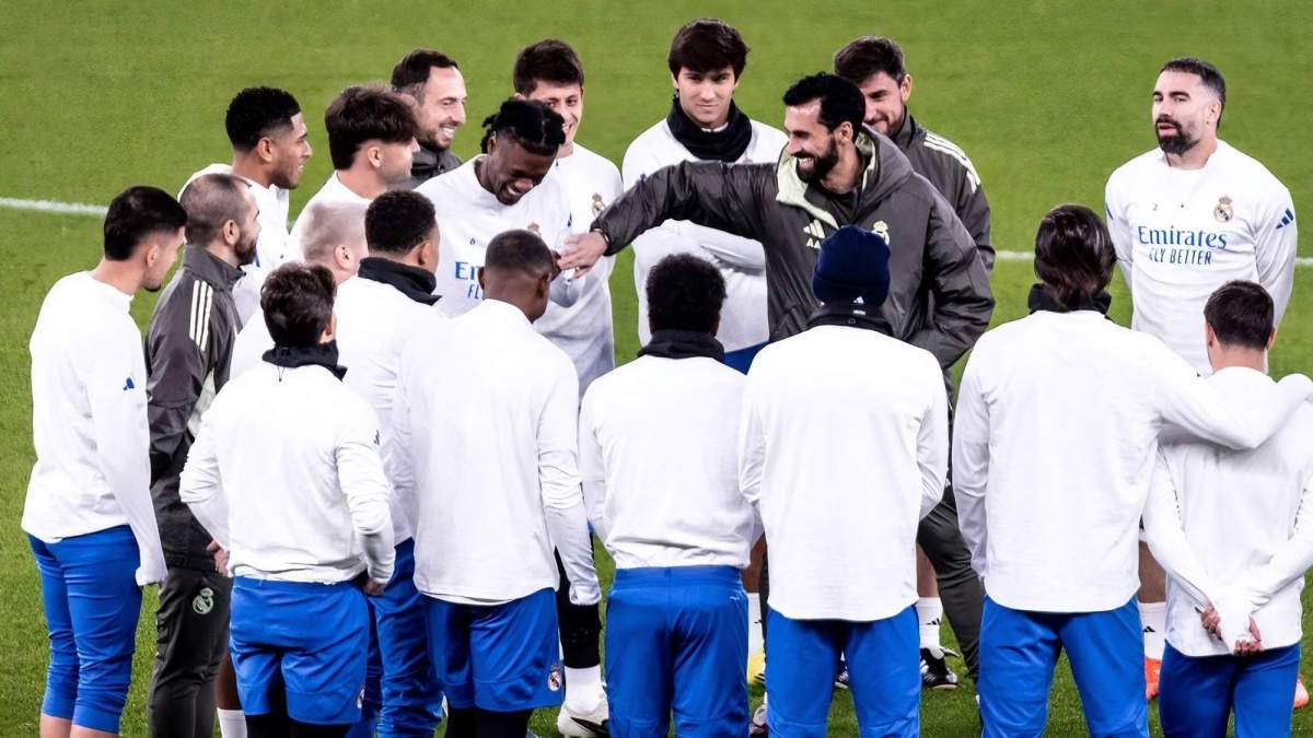 Álvaro Arbeloa, en una charla con sus jugadores durante un calentamiento del Real Madrid en la previa de un duelo de Champions League.